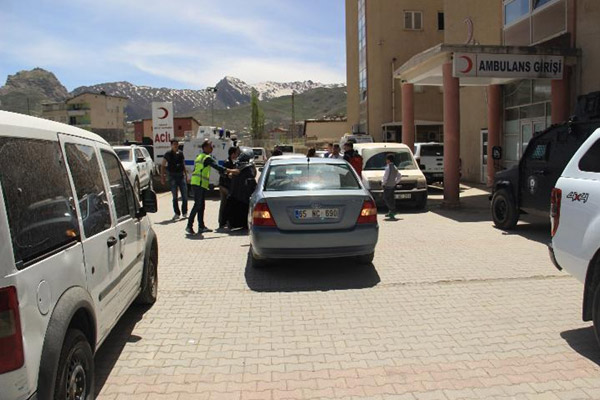 Özel harekat polislerini taşıyan zırhlı araç devrildi