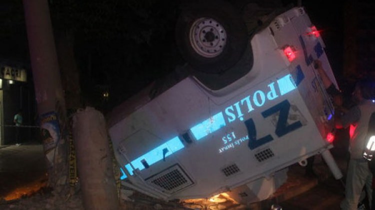 Zırhlı polis aracı kaza yaptı