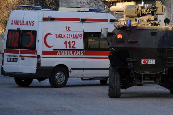 Van'da zırhlı polis aracına saldırı: 3 yaralı