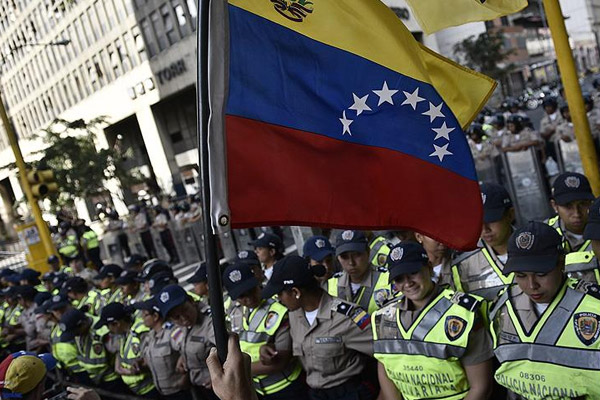 Venezuela'da memura haftada 5 gün izin