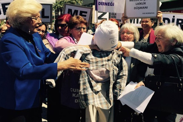 İzmirli kadınlar İsmail Kahraman'ın maskotunu parçalama eylemi