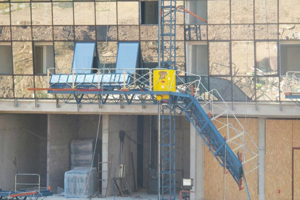 İnşaat iskelesi çöktü: 4 işçi yaralı