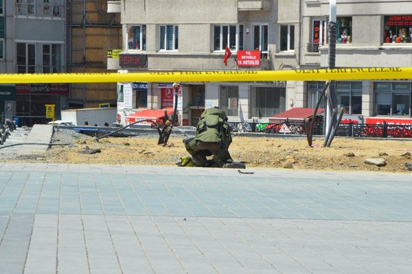 Taksim Meydanı’nda şüpheli çanta alarmı