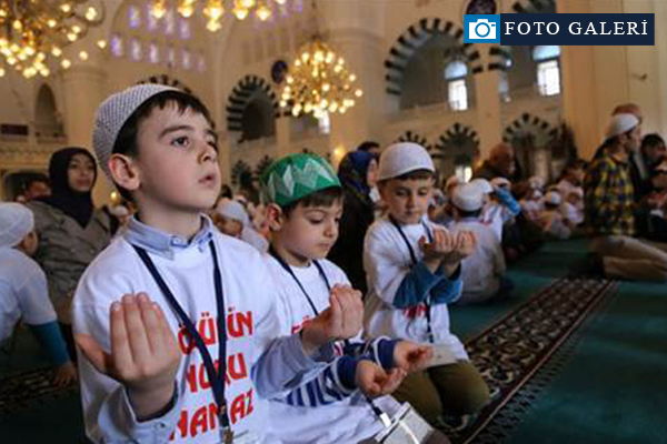 Çocuklar namaz şenliğinde buluştu