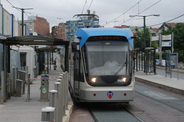 Tramvayın altında kalan kadın yaralandı