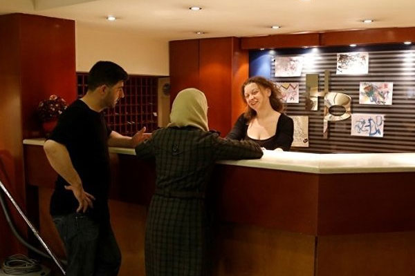 Sığınmacılar otel işgal etti