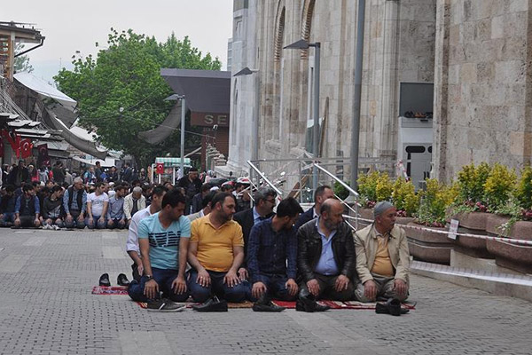 Saldırıya rağmen Ulu Cami'de cuma namazına yoğun ilgi