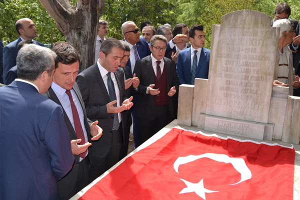 Kut’ül Amare’nin efsane komutanı kabri başında anıldı