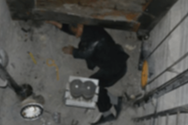 Asansör 12. kattan yere çakıldı!