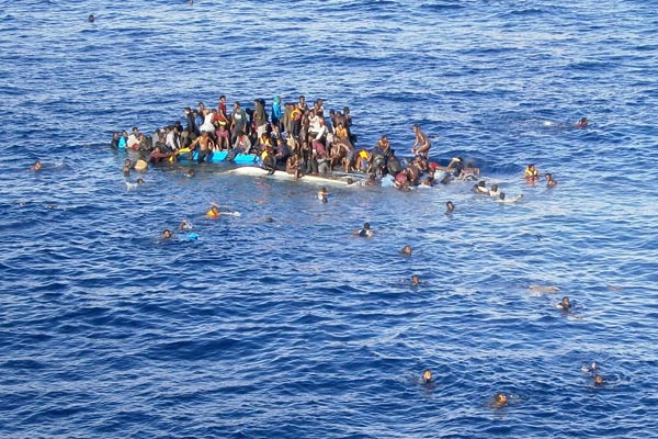 Akdeniz'de göçmen faciası: 80 kayıp