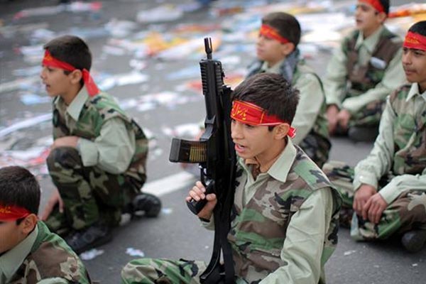 İran çocukları cepheye sürüyor