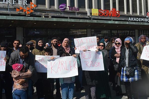 Müslümanlar İsveç medyasını protesto etti