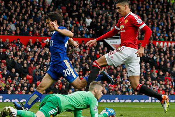 Leicester şampiyonluğa koşuyor