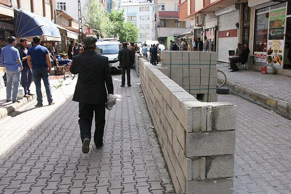 Protesto için yol ortasına duvar ördü