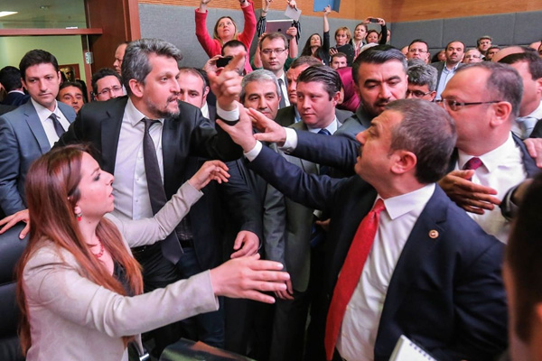 Anayasa Komisyonu'nda yine kavga çıktı!