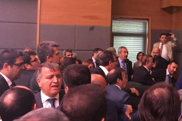 Kürtçe marş okuyarak terk ettiler