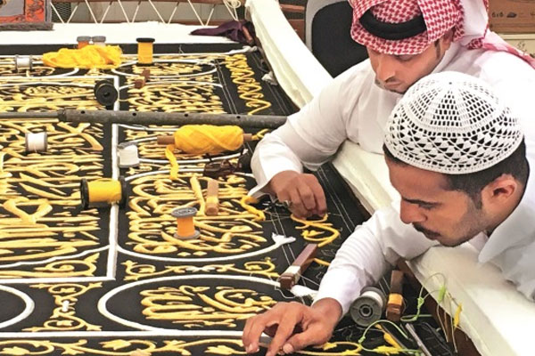 Kâbe bayrama hazırlanıyor