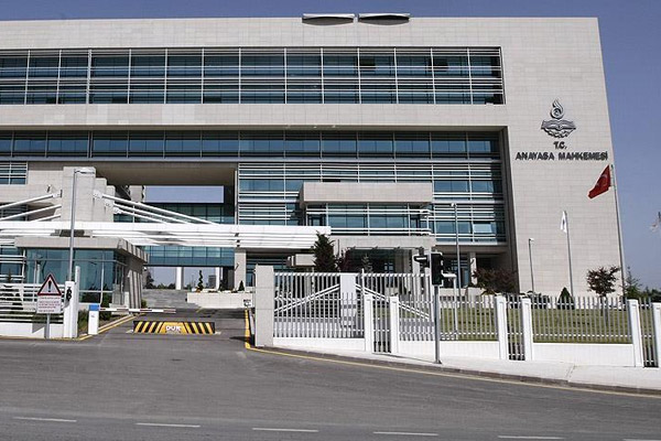 AYM üç partinin hukuki varlığına son verdi