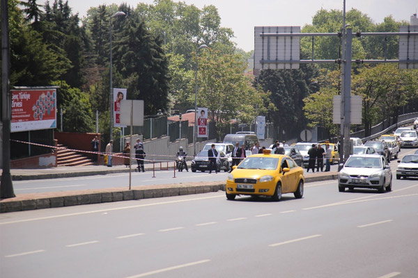Üniversite önünde şüpheli çanta alarmı