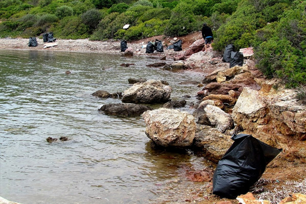 Çeşme koylarından 2 ton çöp çıktı