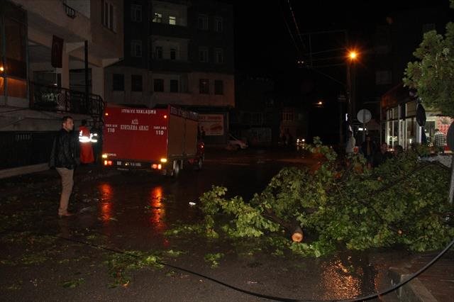 Şiddetli yağış hayatı felç etti