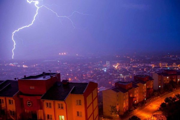 Şiddetli yağış hayatı olumsuz etkiledi
