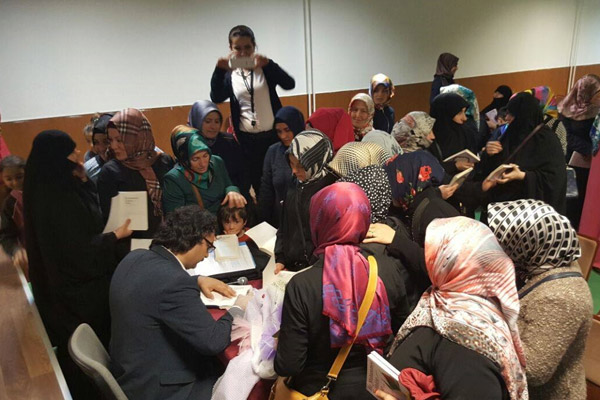 Oğuz Düzgün İstanbul'da kitaplarını imzaladı