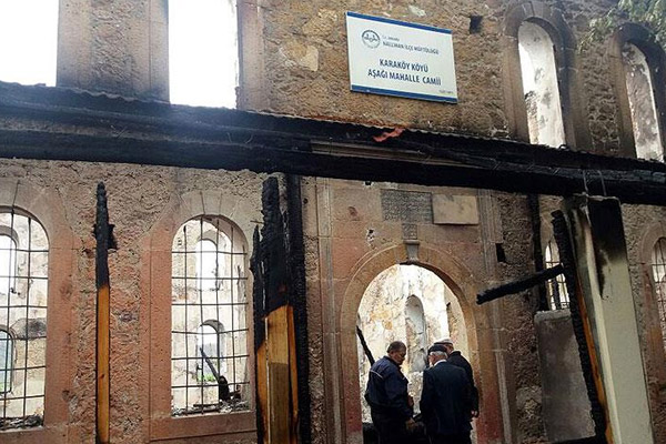 Başkent'te tarihi camide yangın