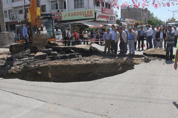Adana'da yağmur caddeyi çökertti