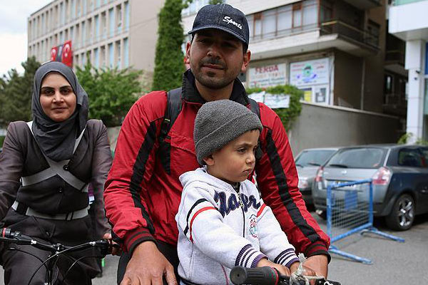 Mardin'den bisikletle yola çıkan Suriyeli aile Ankara'da