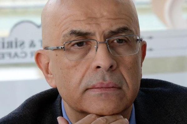 'Devlet sırlarını bile bile servis etti'