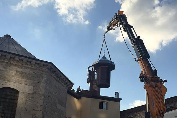 Taksim Mescidi'ne minare montajı