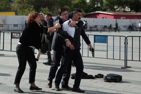 Dündar'a düzenlenen saldırıda iki gözaltı