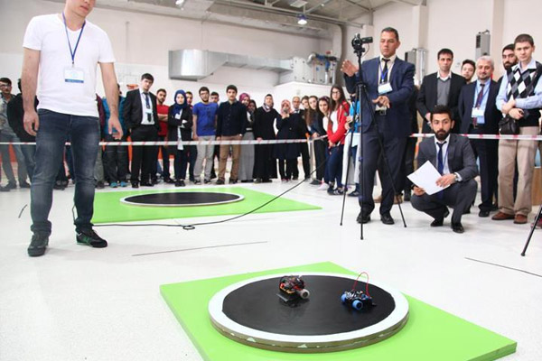 Öğrenciler yaptıkları robotları yarıştırdı