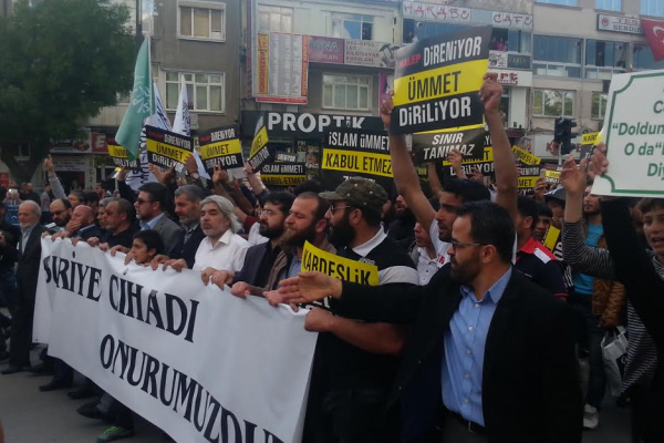 Esed'in Halep saldırıları protesto edildi