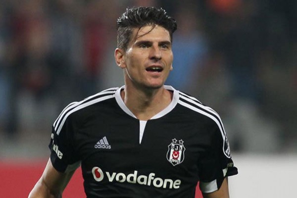 Beşiktaş, Galatasaray'ı 1-0'la geçti