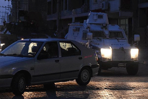 Emniyet Müdürlüğüne patlayıcı atıldı