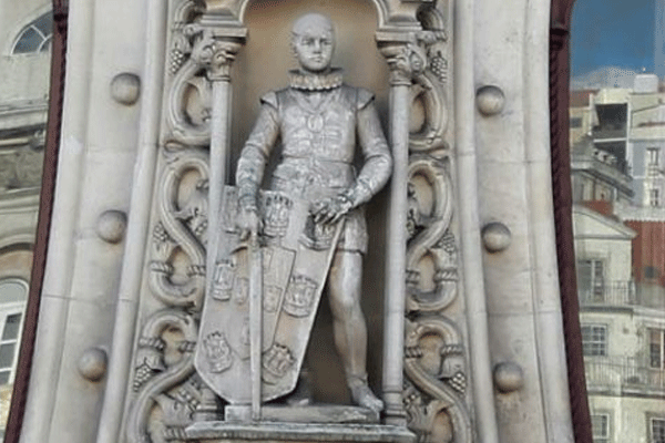 126 yıllık heykel 'selfie' kurbanı