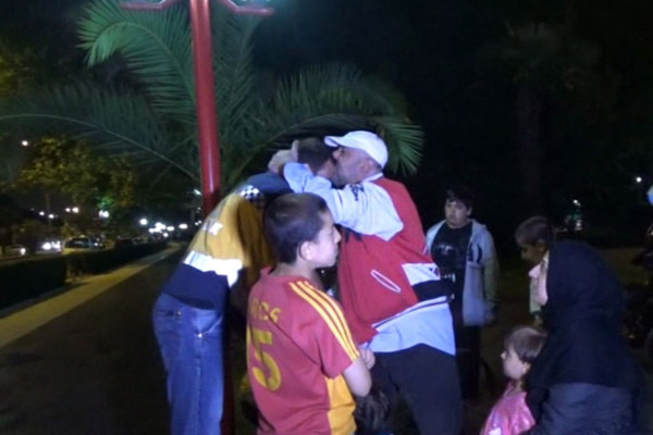 Suriyeli baba polisler alınlarından öptü