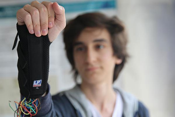 Görme engellilere okuma kolaylığı sağlayan bileklik