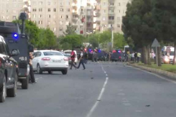 Diyarbakır'da polise saldırı!