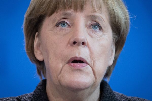 Almanlar Merkel'i sildi