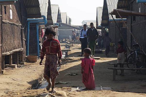 Arakan'daki kamplarda yaşayan Müslümanlar: Hayvan muamelesi görüyoruz