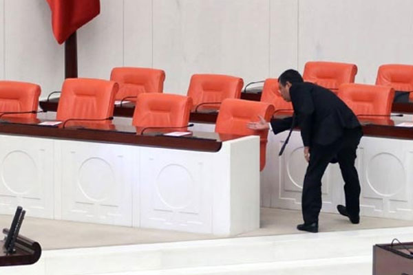 Sıraların altında 'Hükümet' aradı