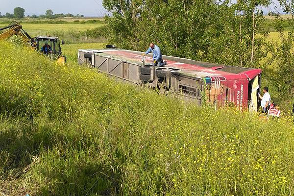 Çanakkale'de otobüs devrildi: 4 ölü 27 yaralı