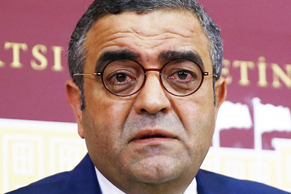 Sezgin Tanrıkulu gözyaşlarını tutamadı