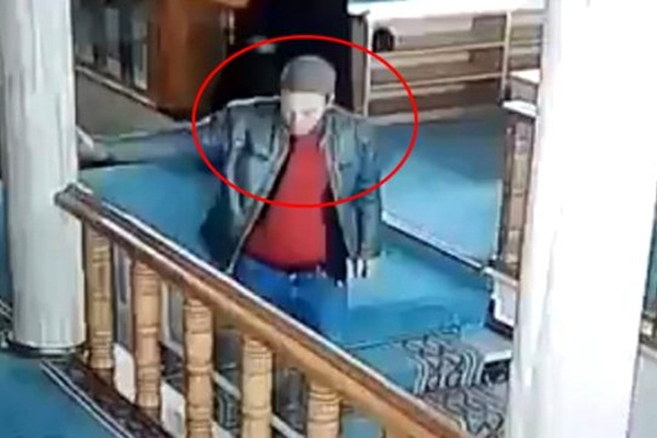 Dehşete düşüren görüntü! Eline tükürüp camiye sürdü