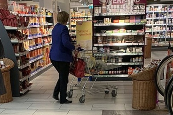 Merkel markette alışveriş yaparken kameralara yansıdı