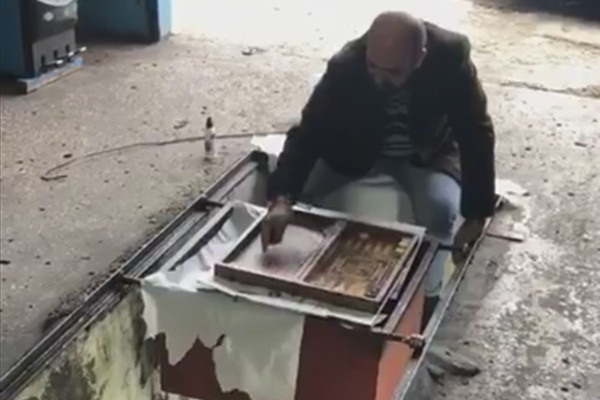 Koronavirüsten korunmak için böyle tavla oynadılar