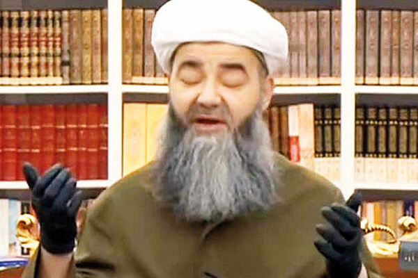 Ahmet Mahmut Ünlü'den siyah eldivenle ‘Evde kalın’ mesajı